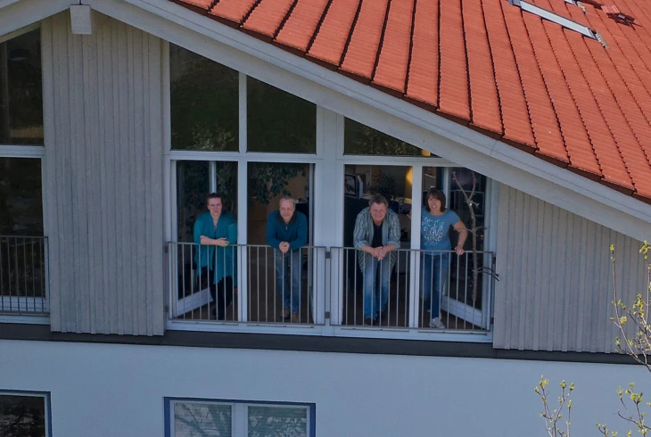 Team schaut aus offnen Fenster